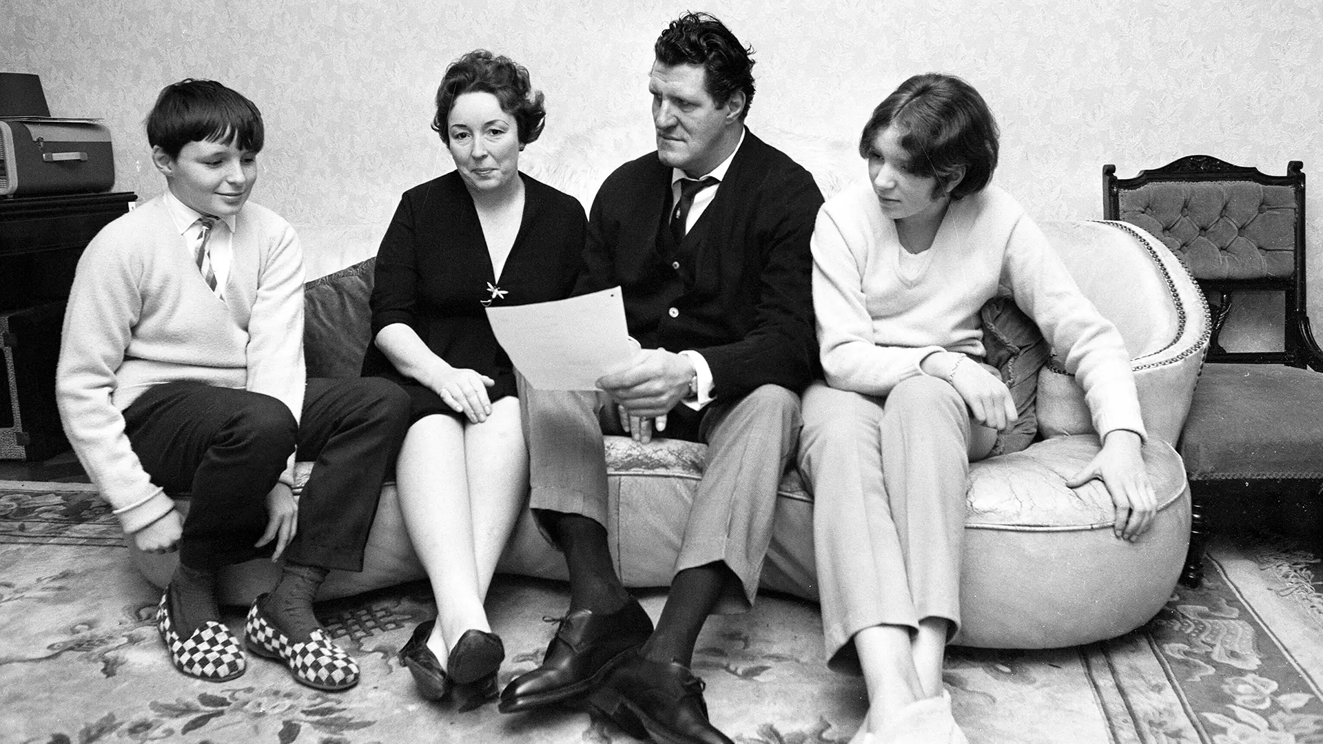 De familie Cooper op de bank – van links naar rechts: zoon Thomas (1956-1988), moeder Gwen (1920-2002), vader Tommy (1921-1984) en dochter Vicky (1955).